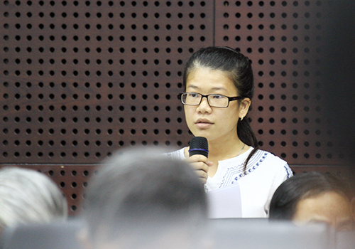 Học viên Phan Thị Thu Trang kiến nghị lãnh đạo thành phố cần quan tâm nhiều hơn đến đời sống của nhân tài diện thu hút và đào tạo. Ảnh: Nguyễn Đông.