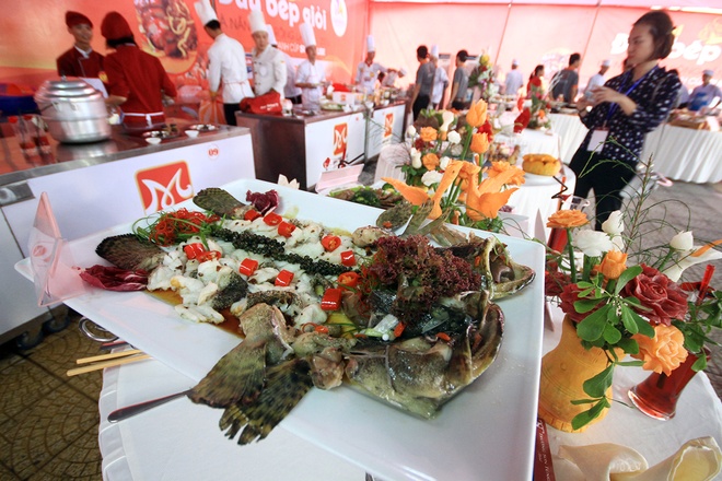 Món cá mú hấp xì dầu được trang trí đẹp mắt. Theo ban tổ chức, cuộc thi nhằm quảng bá nét đẹp ẩm thực, con người Đà Nẵng nói riêng, Việt Nam nói chung đến du khách và bạn bè quốc tế.