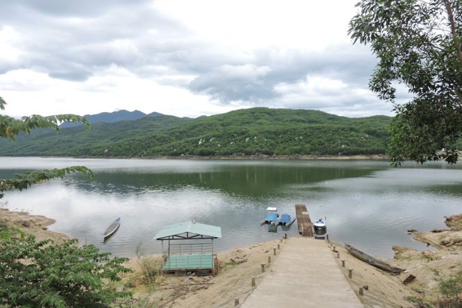 Bến thuyền nên thơ, nơi du khách bắt đầu cuộc hành trình trải nghiệm trên mặt hồ Đồng Nghệ – Ảnh: THANH LY