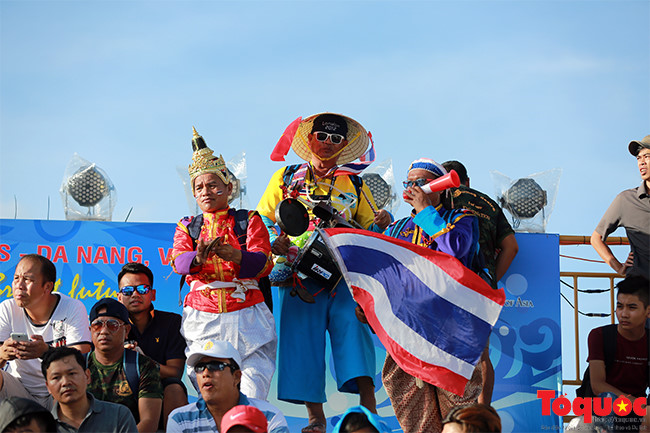 Mỗi người ăn vận một kiểu, nhưng đều mang những dáng nét của trang phục cổ truyền Thái Lan. Đặc biệt, họ luôn biết cách “làm vui lòng chủ nhà” khi ngoài lá cờ nước mình luôn kèm theo cờ của quốc gia đăng cai