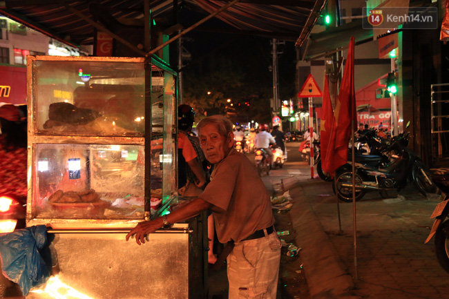 Xe bán bánh huyền thoại suốt 40 năm gắn liền với tuổi thơ của nhiều người dân Đà Nẵng - Ảnh 9.