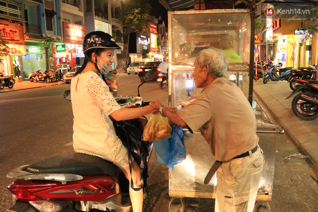 Xe bán bánh huyền thoại suốt 40 năm gắn liền với tuổi thơ của nhiều người dân Đà Nẵng - Ảnh 14.