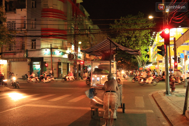Xe bán bánh huyền thoại suốt 40 năm gắn liền với tuổi thơ của nhiều người dân Đà Nẵng - Ảnh 12.
