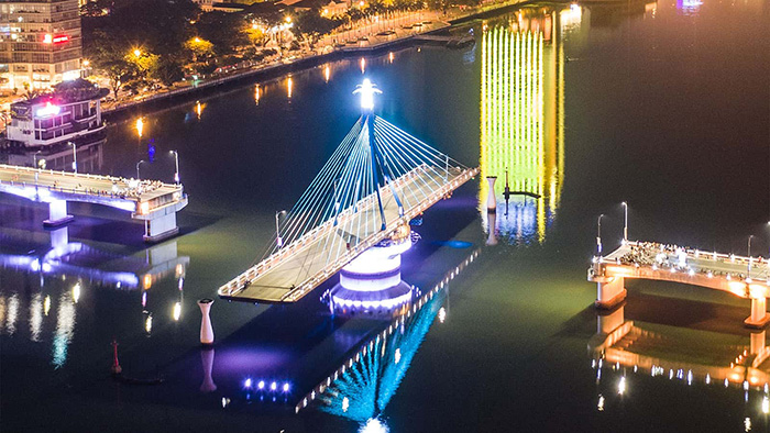 Cầu quay sông Hàn là biểu tượng du lịch thành phố Đà Nẵng