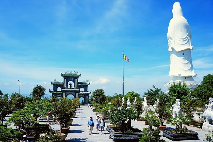 Chưa Linh Ứng là ngôi chùa lớn nhất ở thành phố Đà Nẵng cả về quy mô cũng như kiến trúc