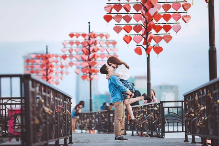 Cầu tình yêu - Mùa cao điểm có thể sẽ không thích hợp với những du khách muốn đi du lịch Đà Nẵng tiết kiệm